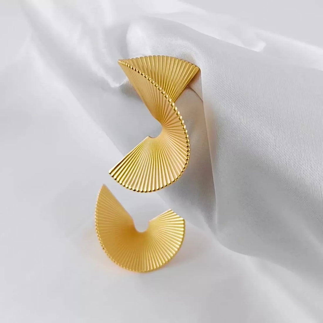 18K Gold-Plated Copper Fan-Shaped Earrings - cas7m
