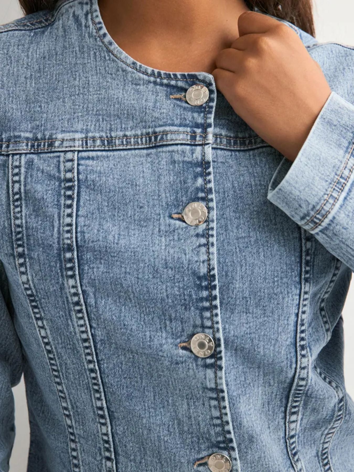 Classic Button-Down Denim Jacket - cas7m
