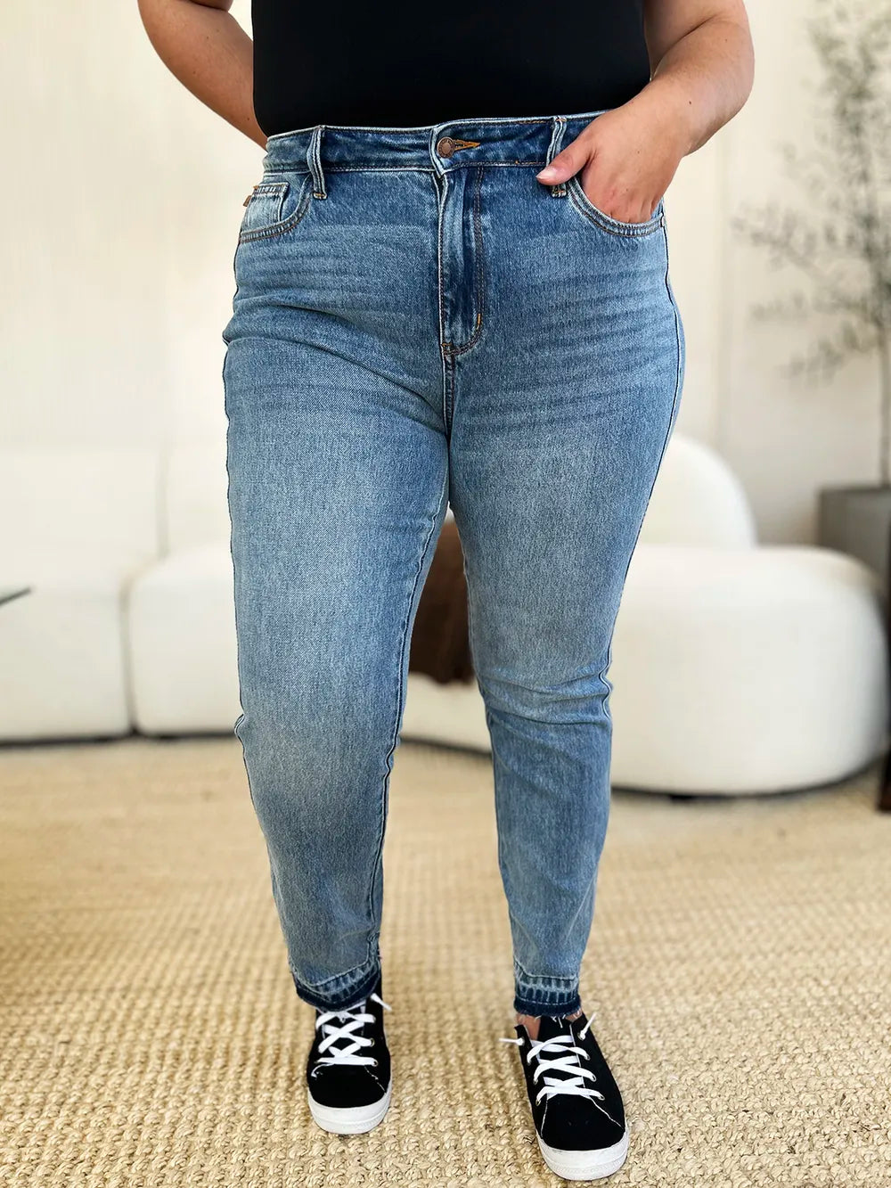 Judy Blue Full Size Mid Rise Rigid Magic Release Hem Jeans - cas7m