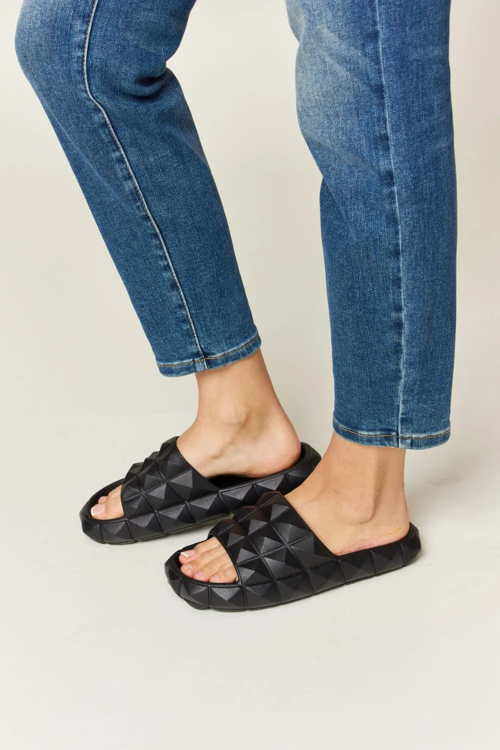 WILD DIVA Pyramid Stud Toe Band Footbed Sandals - cas7m