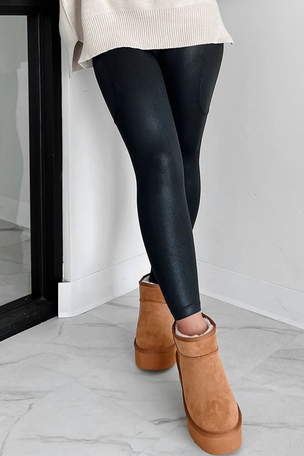 Pocketed V-Cut Waist Leggings - cas7m