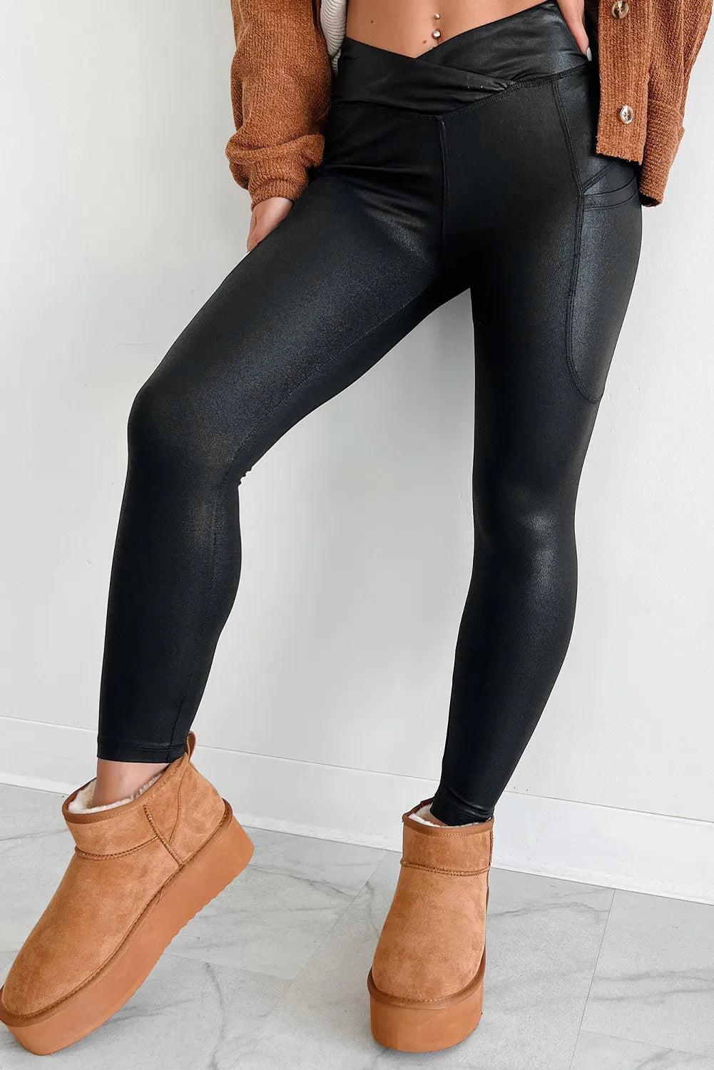 Pocketed V-Cut Waist Leggings - cas7m