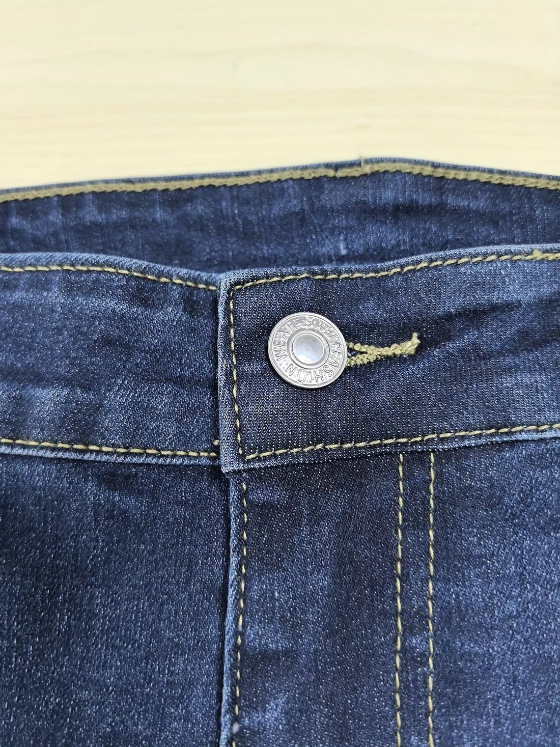 Plus Size Slim Fit Distressed Jeans - cas7m