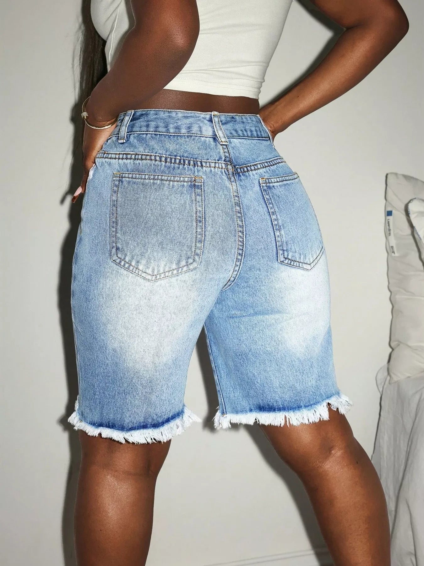 Distressed High Waist Frayed Hem Denim Shorts - cas7m
