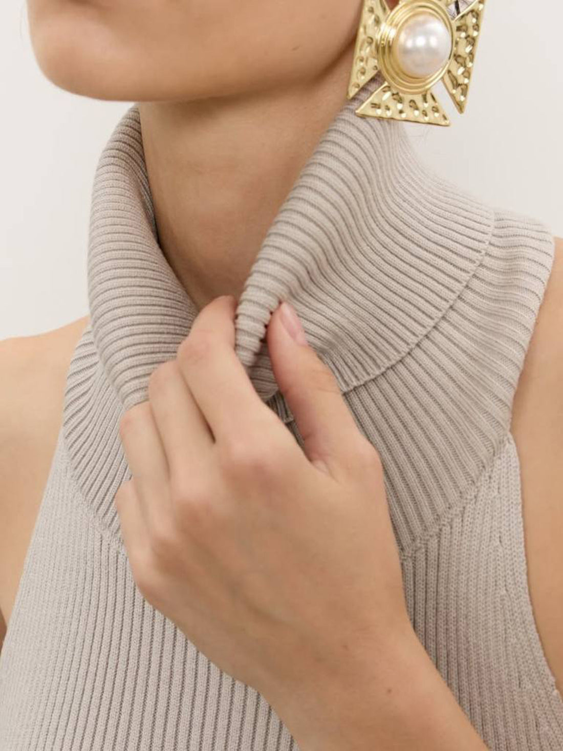 Backless Turtleneck Sweater Tank - cas7m