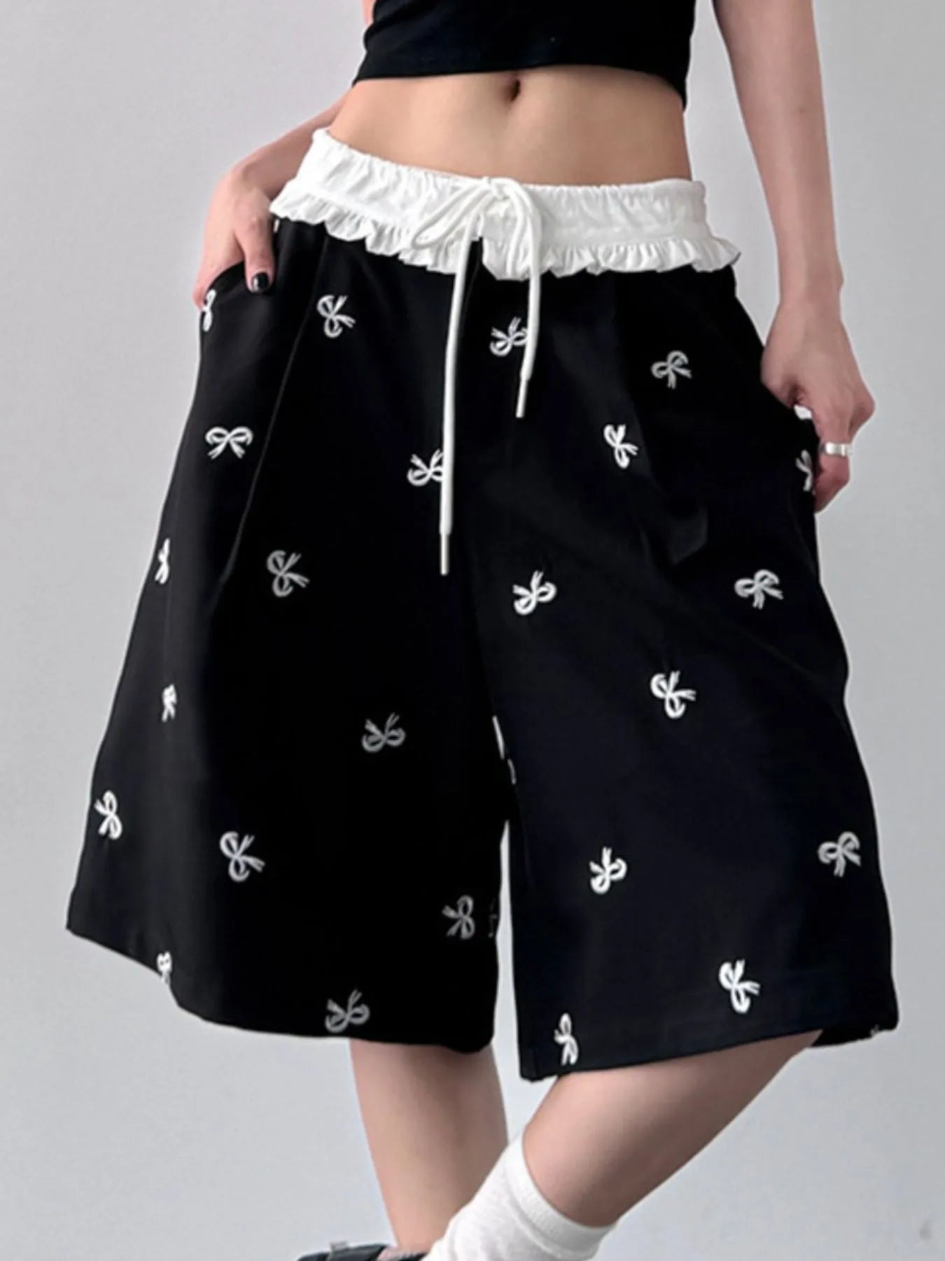 Bow Print Wide Leg Shorts with Contrast Ruffle Waistband - cas7m