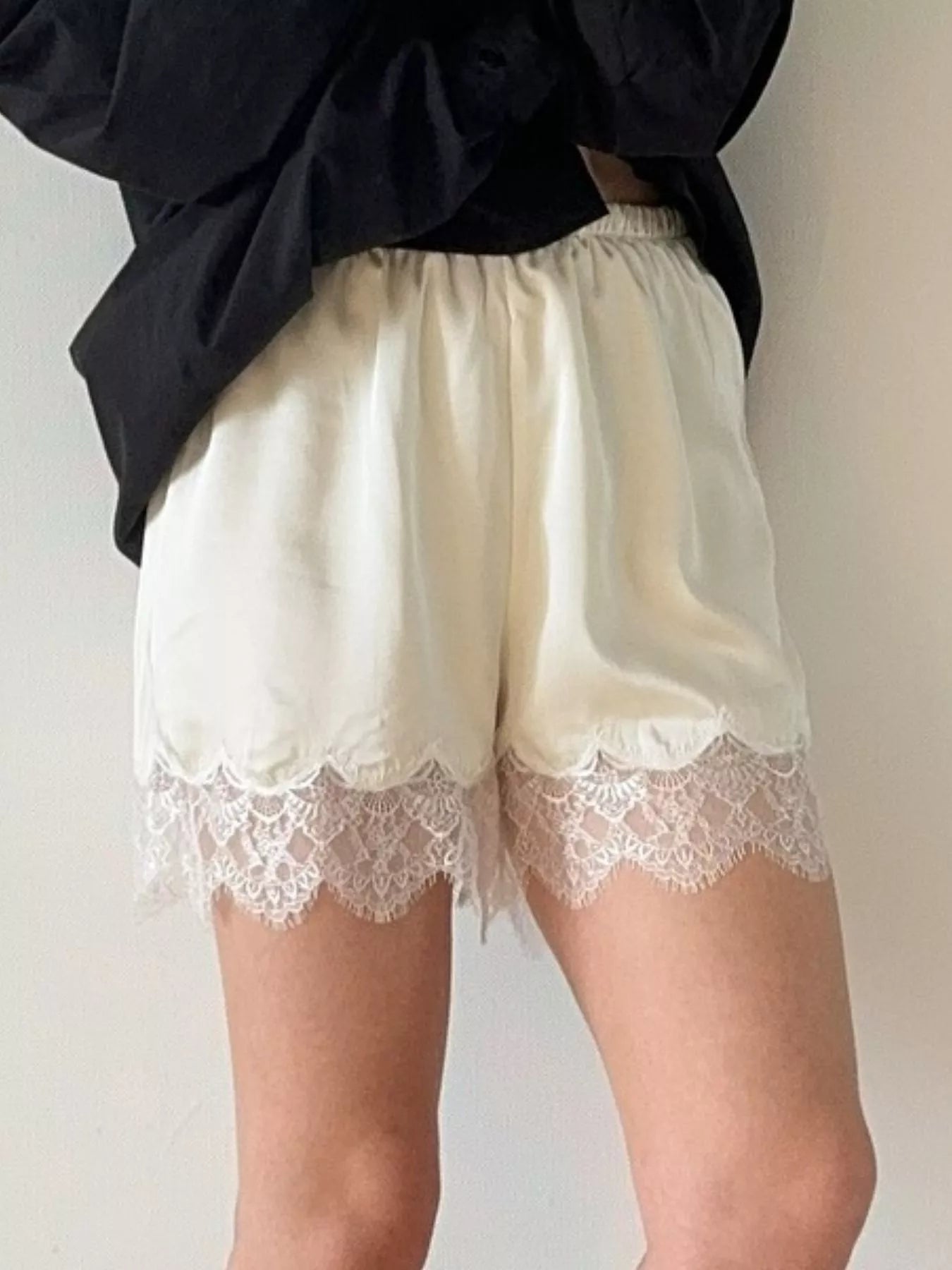 Lace Trim Elastic Waist Shorts - cas7m