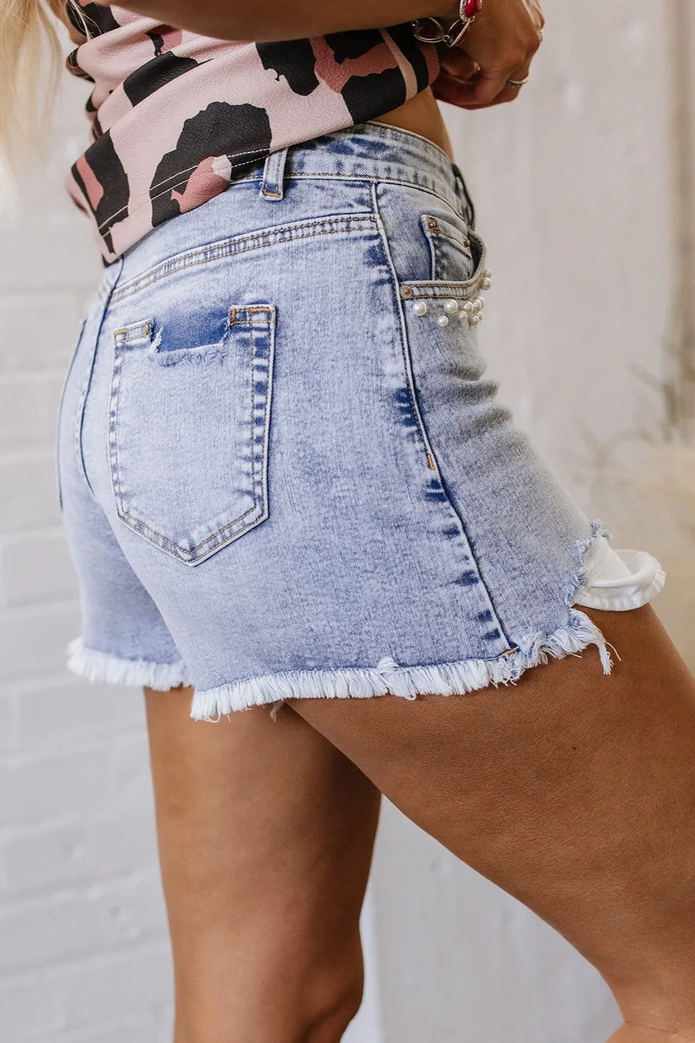 Pearl Studded Pockets Raw Hem Denim Shorts - cas7m