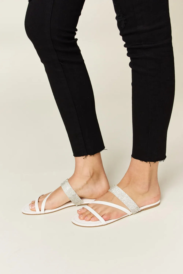 WILD DIVA Rhinestone Strappy Flat Sandals - cas7m