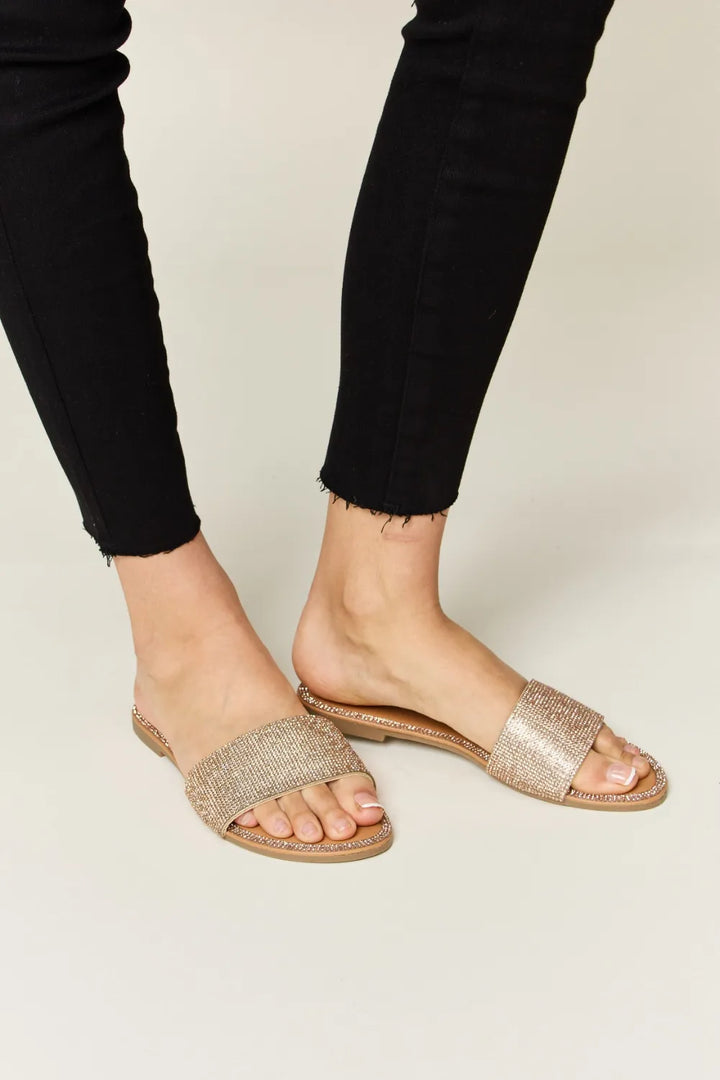 WILD DIVA Rhinestone Open Toe Flat Sandals - cas7m