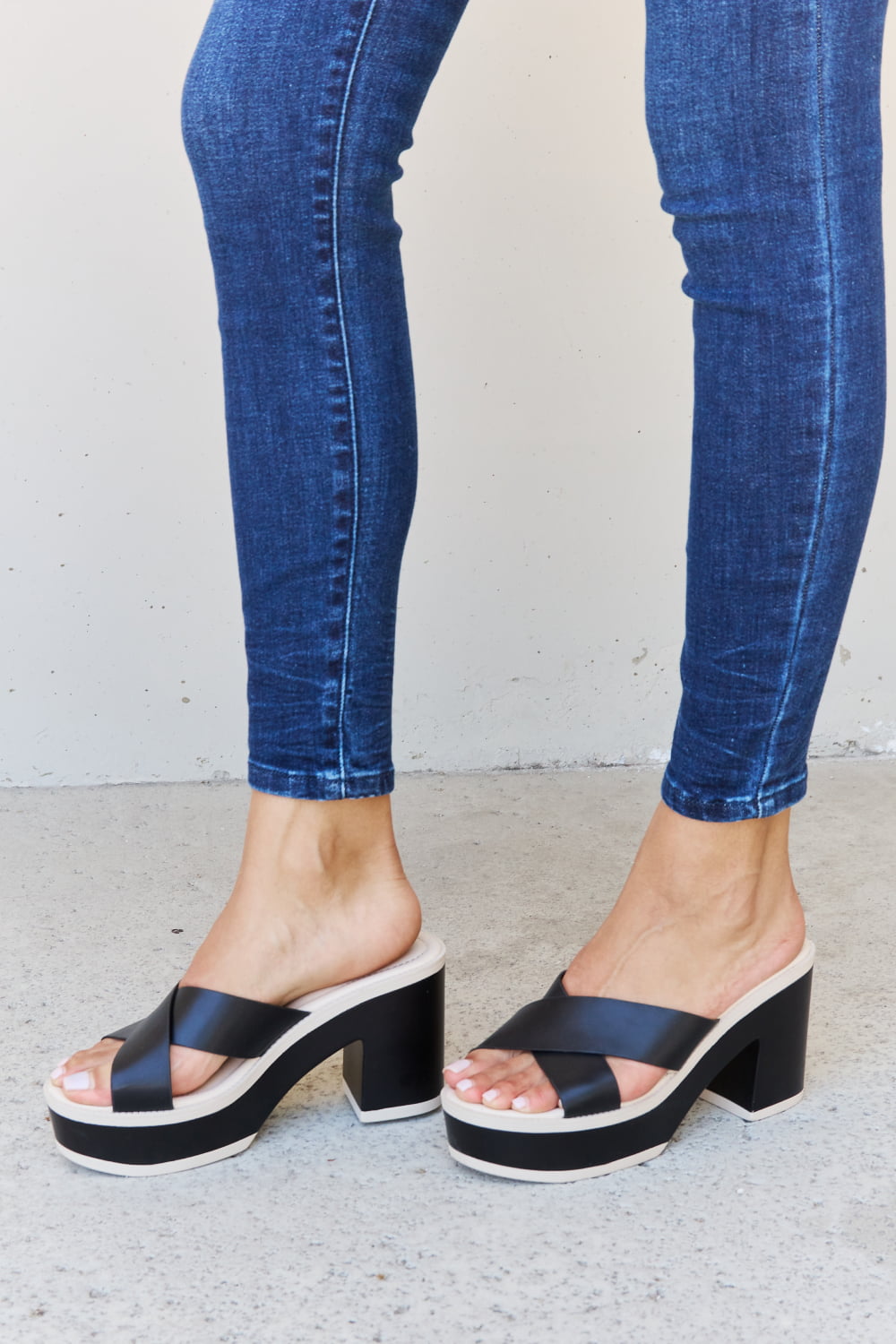 Weeboo Cherish The Moments Contrast Platform Sandals in Black - cas7m