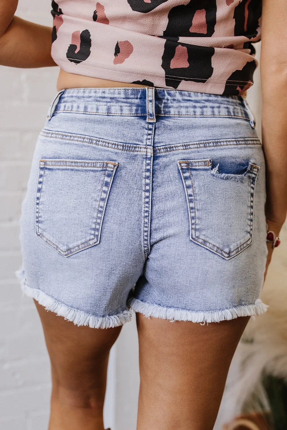 Pearl Studded Pockets Raw Hem Denim Shorts - cas7m