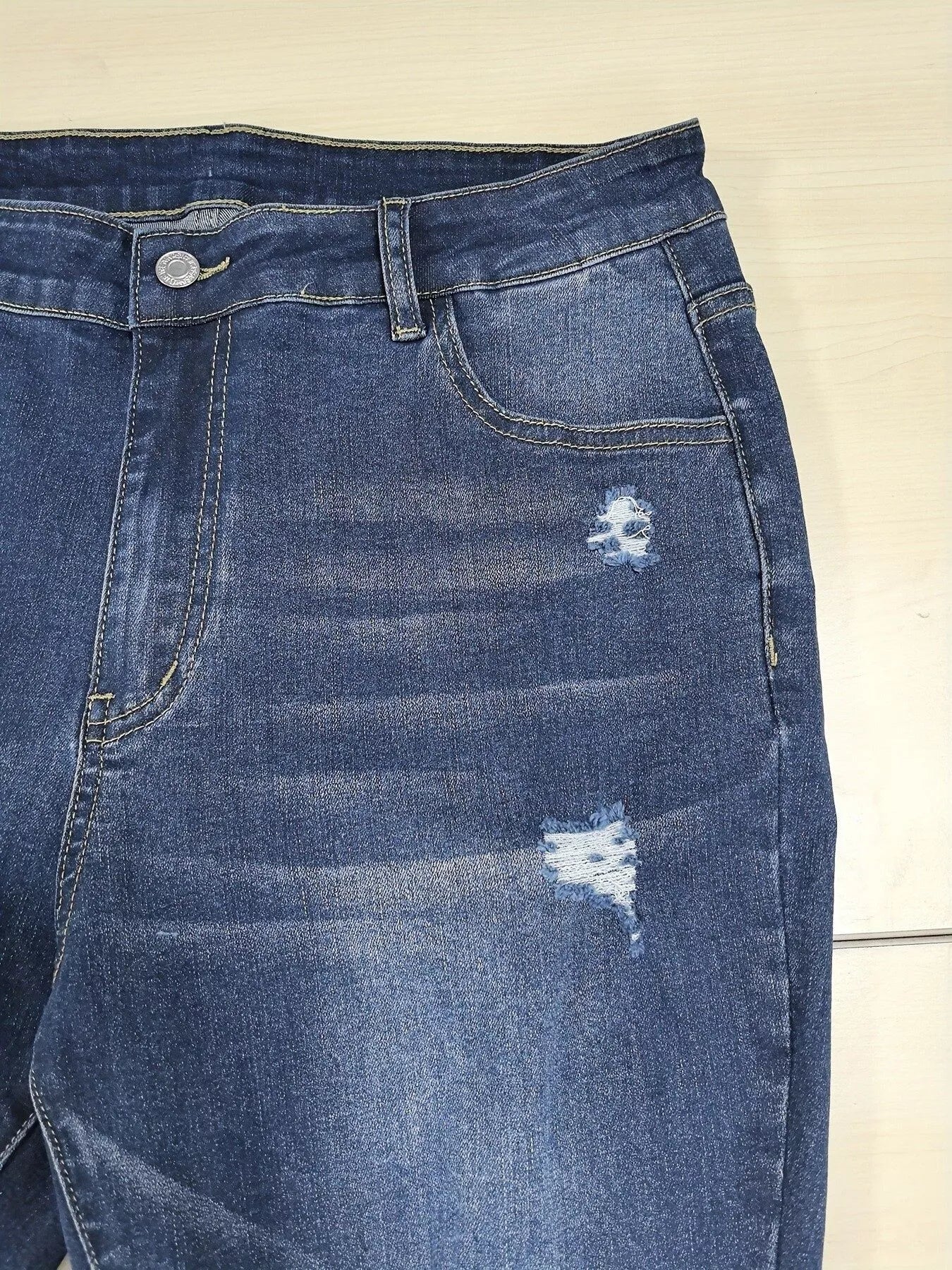 Plus Size Slim Fit Distressed Jeans - cas7m