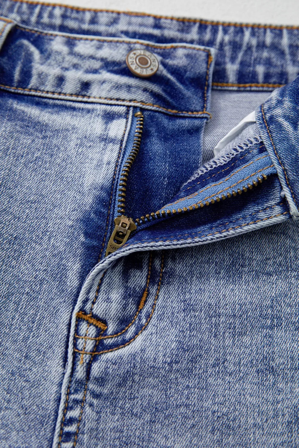 Pearl Studded Pockets Raw Hem Denim Shorts - cas7m