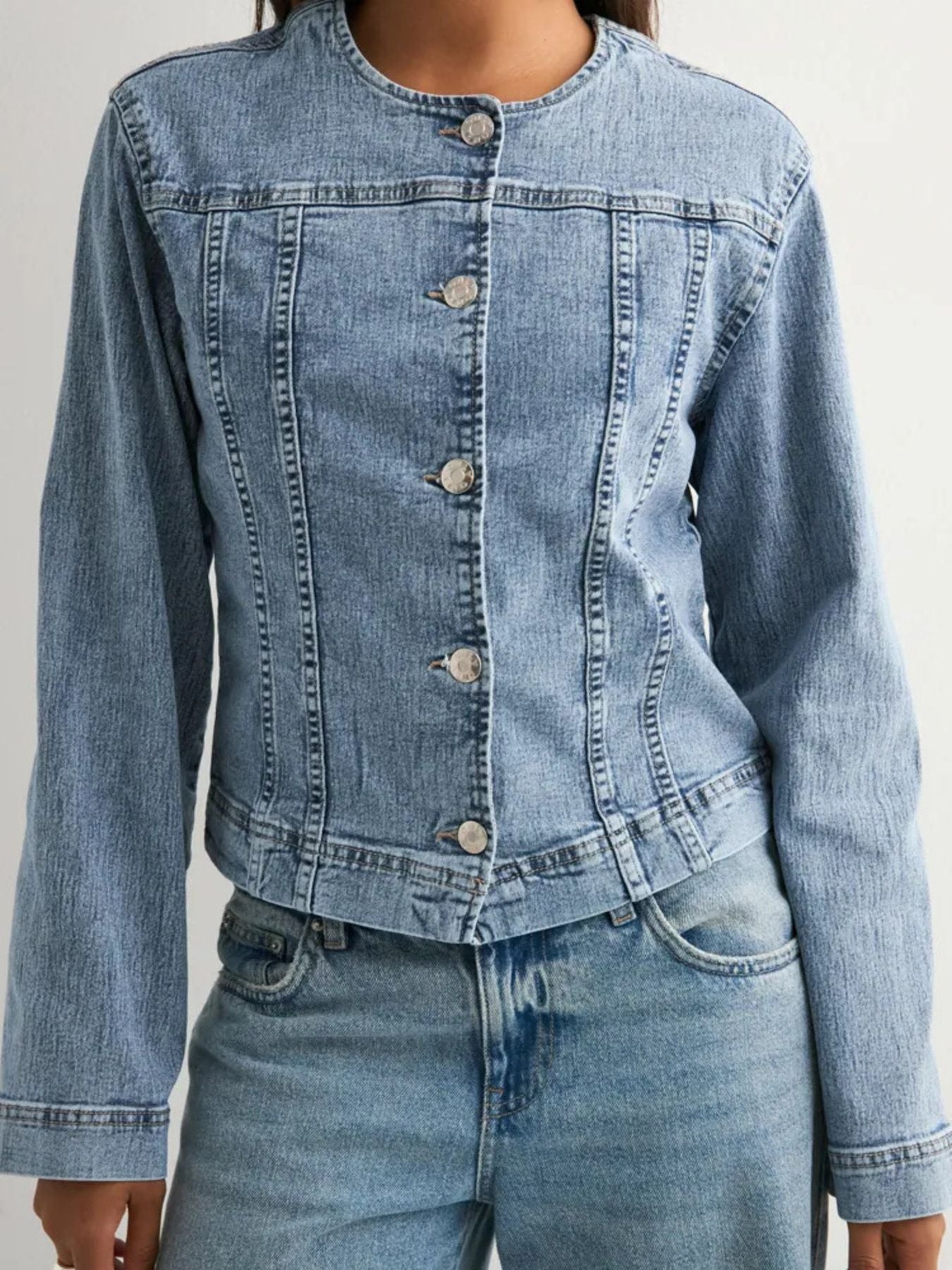 Classic Button-Down Denim Jacket - cas7m