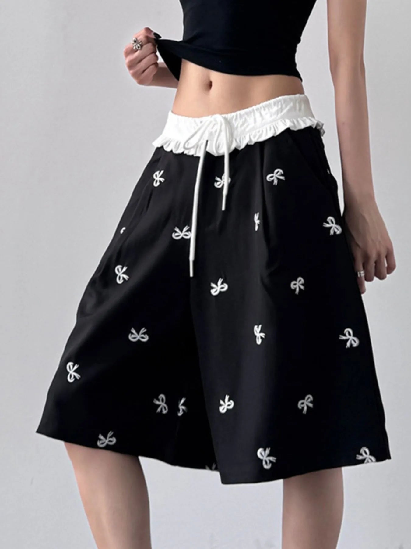 Bow Print Wide Leg Shorts with Contrast Ruffle Waistband - cas7m