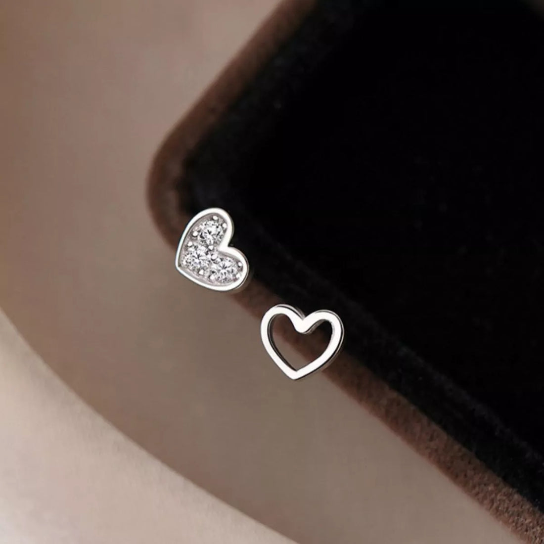 925 Sterling Silver Heart Stud Earrings - cas7m