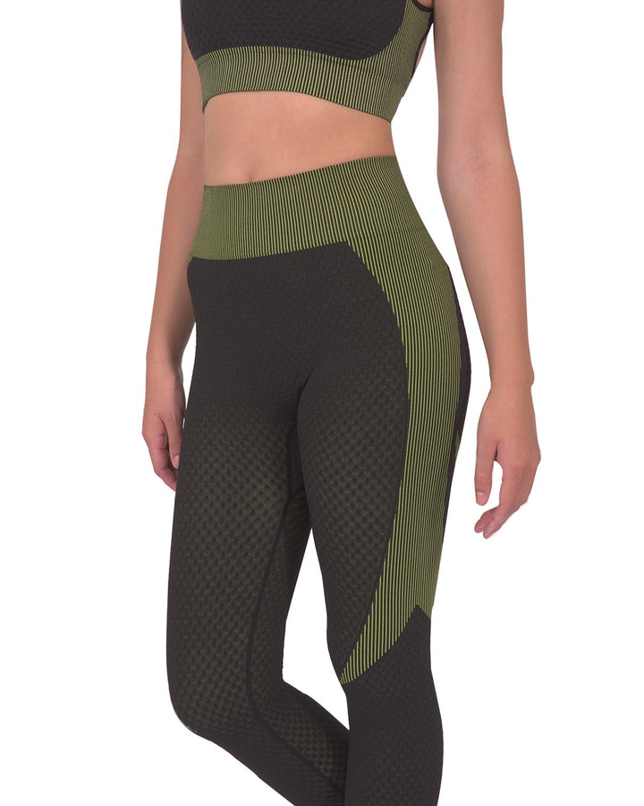 Trois Seamless Legging - Black with Green - cas7m