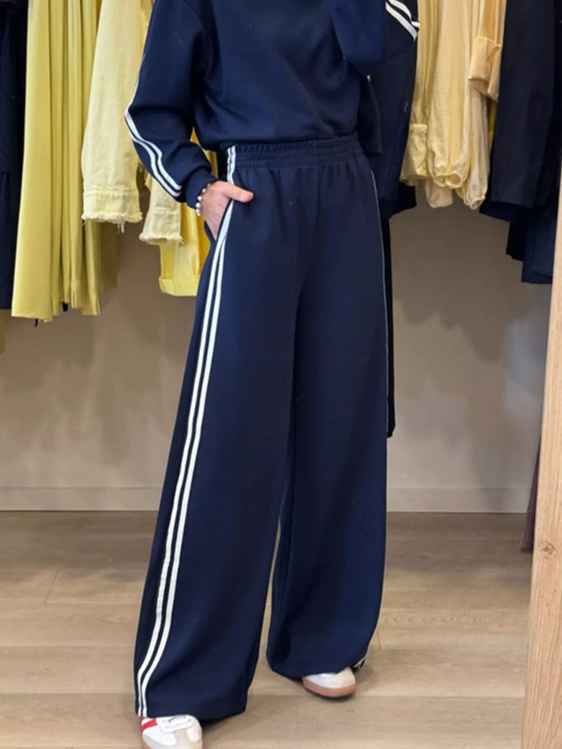 Striped Detail Crewneck Top and Elastic Sweatpants 2pcs Set - cas7m