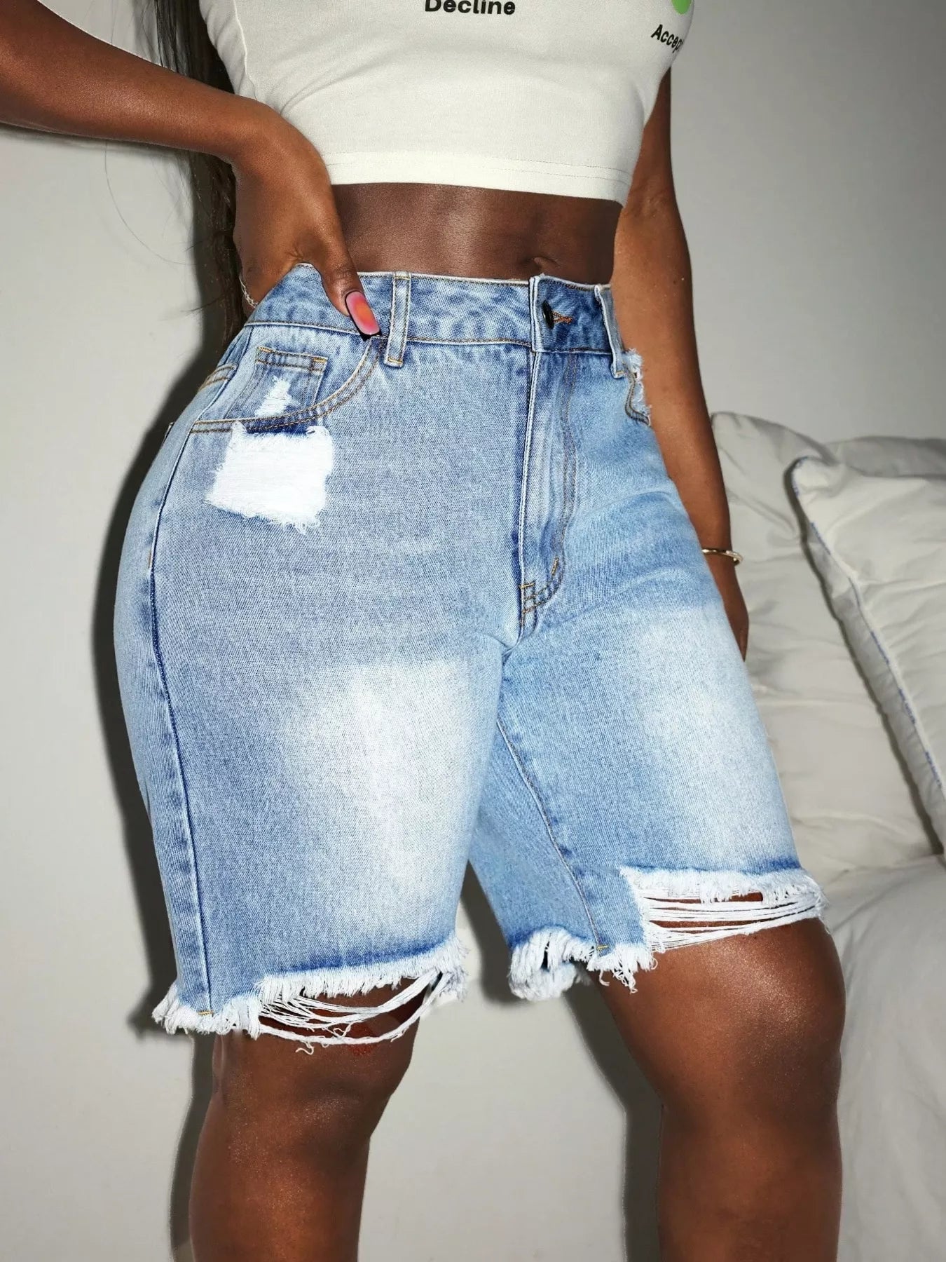Distressed High Waist Frayed Hem Denim Shorts - cas7m