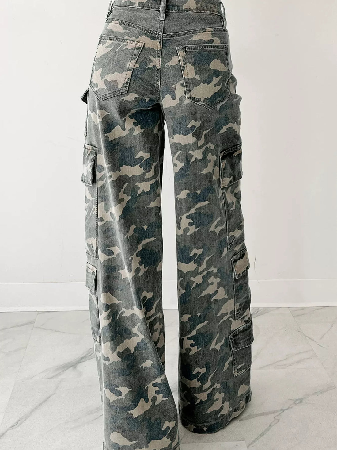 Camo Print Wide Leg Cargo Jeans - cas7m