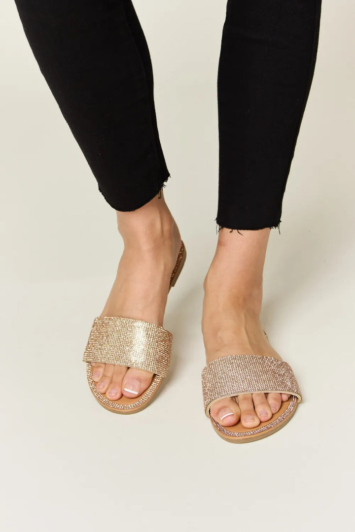 WILD DIVA Rhinestone Open Toe Flat Sandals - cas7m